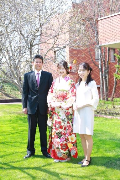 北海道ホテルのお庭で家族全身写真